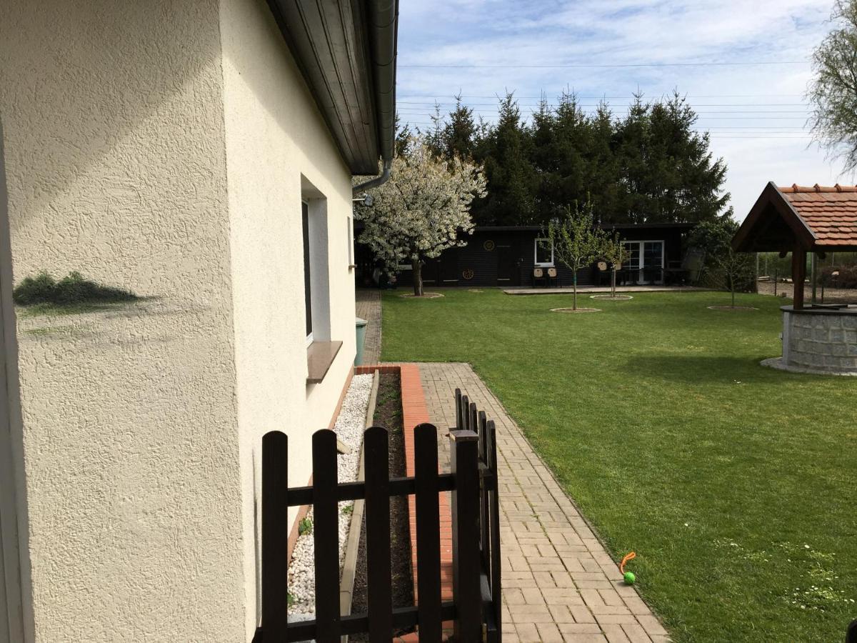 Schöner Ferienbungalow umgeben von Natur und nicht weit zur Ostsee Neubukow Exterior foto